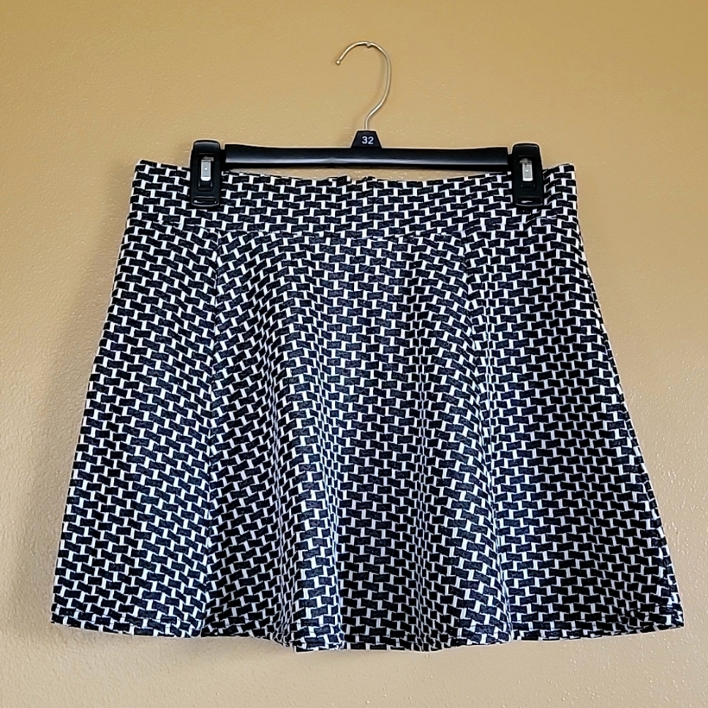 Aeropostale Skater Textured Black and White Flowy Skirt, Size Large L